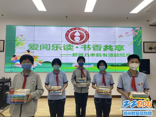 学生代表将图书捐赠至图书馆 学生代表将图书捐赠至图书馆