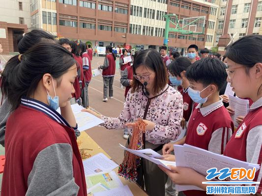 6同学们领取精美小礼品 6同学们领取精美小礼品