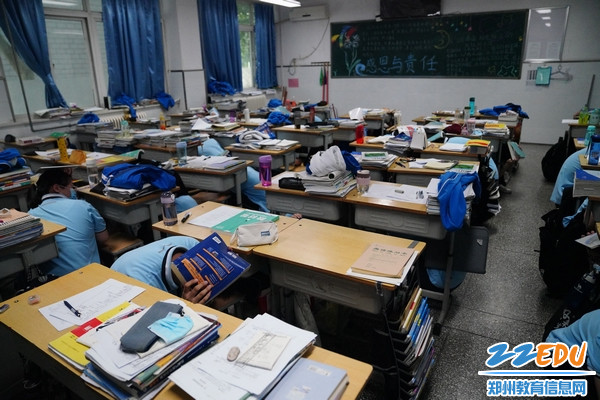 学生们参加演练。在地震信号发出后第一时间找安全空间躲避 学生们参加演练。在地震信号发出后第一时间找安全空间躲避