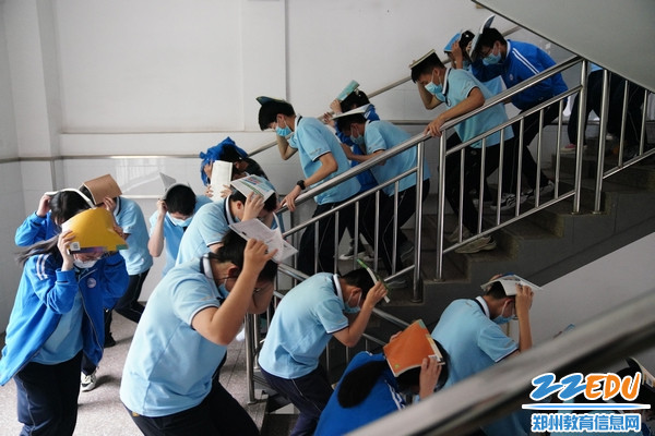 学生们有序从教学楼疏散撤离 学生们有序从教学楼疏散撤离