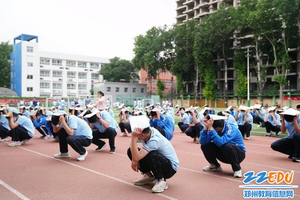 学生们疏散到操场安全区域 学生们疏散到操场安全区域