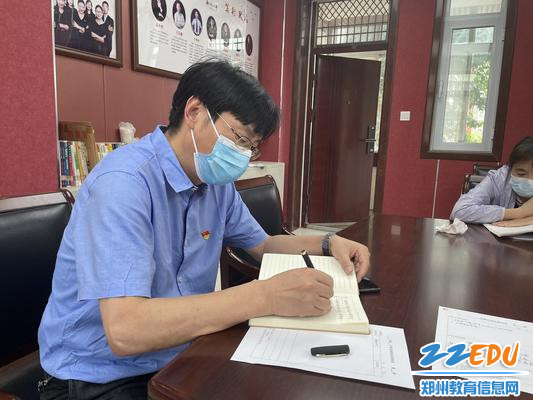 郑州八中数学教研组组长李秀成在记笔记 郑州八中数学教研组组长李秀成在记笔记