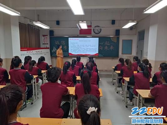 教师宣读《致高考考生和家长的一封信》 教师宣读《致高考考生和家长的一封信》