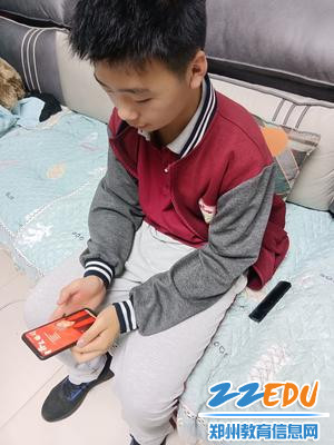 2学生观看直播讲座 2学生观看直播讲座