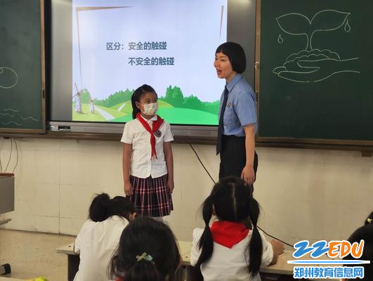 田老师和学生进行互动 田老师和学生进行互动