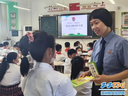 田老师向学生赠送法治教育手册 田老师向学生赠送法治教育手册