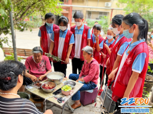 7志愿者向老人学习包粽子