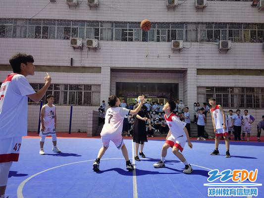 政教主任孟光明为比赛开球 政教主任孟光明为比赛开球