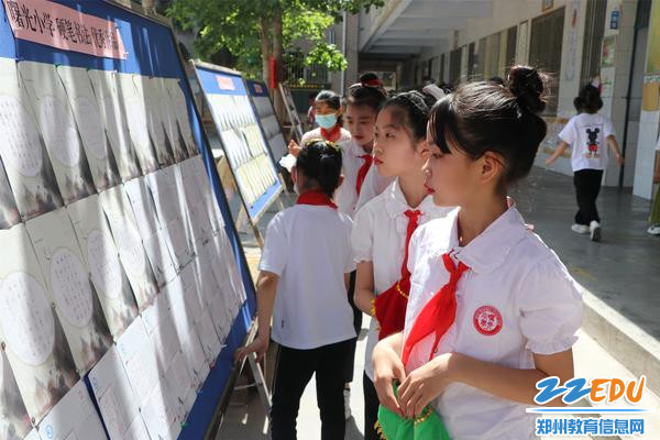 6月1日，上街区曙光小学学生参加完六一演出后参观书法展（摄影 张景宇）