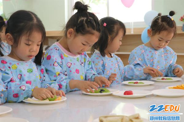 6月1日，上街区幼儿园的孩子们在制作水果拼盘（摄影 许喆） 