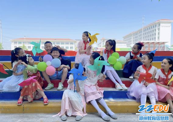 6月1日，郑州市上街实验小学学生“穿最多彩的衣服过最缤纷的节日”（摄影 曹美玥）