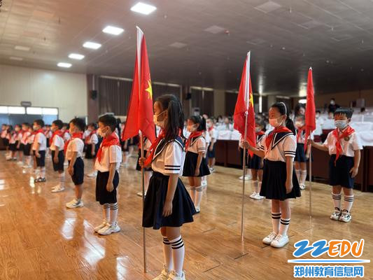 今天带上红领巾，郑州市上街实验学校小学部一年级学生于6月1日加入少先队（摄影 张丽）