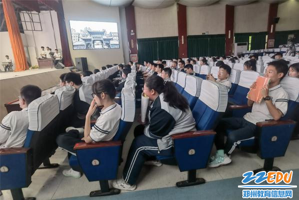 7同学们被心理剧精彩的剧情所吸引 7同学们被心理剧精彩的剧情所吸引