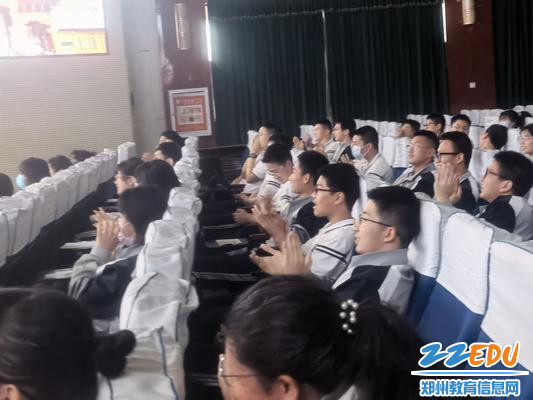 8同学们投入的演技引发观众的热烈掌声 8同学们投入的演技引发观众的热烈掌声