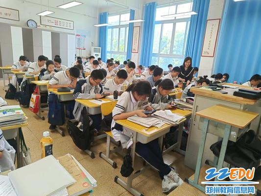 10心理老师指导学生利用平板电脑做心理测评 10心理老师指导学生利用平板电脑做心理测评