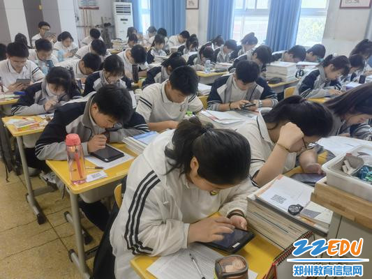 11同学们认真测评中 11同学们认真测评中