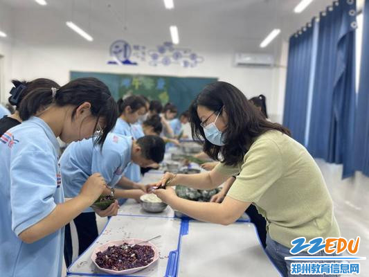 师生包粽子场景