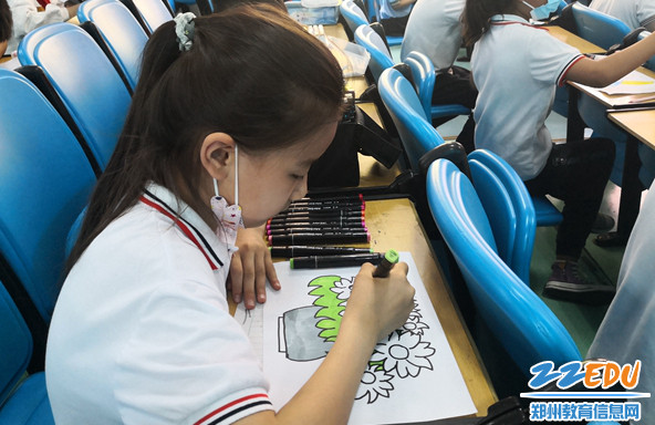 学生认真作画 学生认真作画