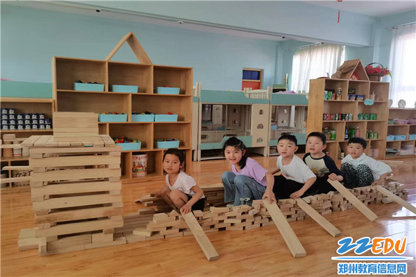 孩子们用积木搭建的龙舟