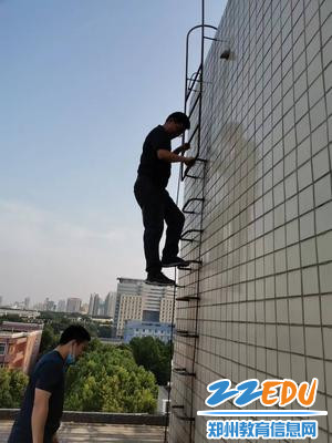 排查组对楼顶爬梯进行排查 排查组对楼顶爬梯进行排查