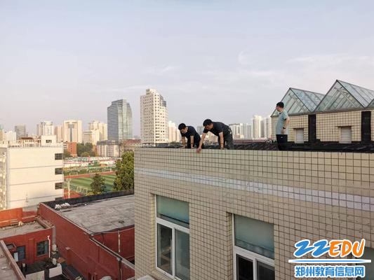 排查组对楼顶进行隐患排查 排查组对楼顶进行隐患排查