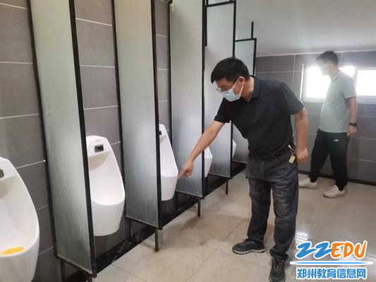 排查组对校园厕所进行隐患排查 排查组对校园厕所进行隐患排查