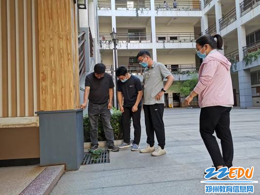 排查组对教学楼下水设施进行隐患排查 排查组对教学楼下水设施进行隐患排查