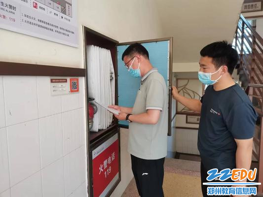 排查组对消防设施进行隐患排查 排查组对消防设施进行隐患排查