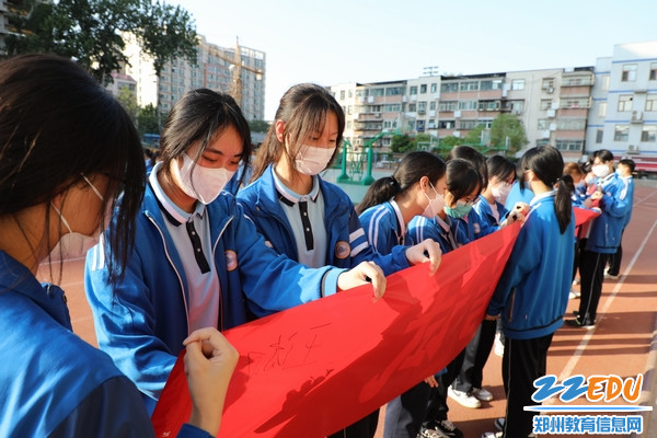 同学们进行诚信签名 同学们进行诚信签名