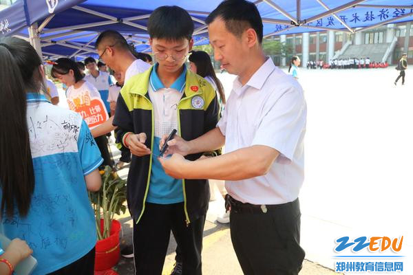 1校长王书喜携中层以上干部及九年级全体教师为九年级学生壮行 1校长王书喜携中层以上干部及九年级全体教师为九年级学生壮行
