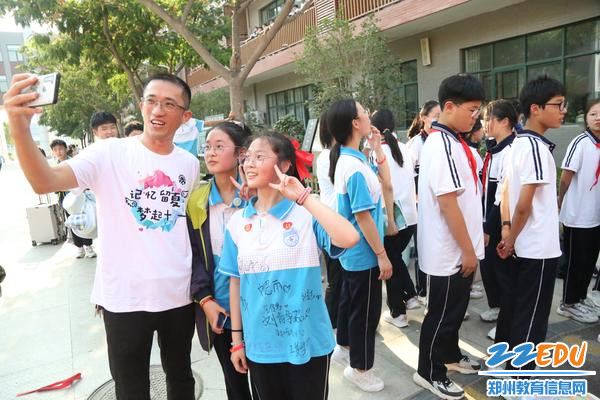 2副校长罗中为九年级学生壮行 2副校长罗中为九年级学生壮行