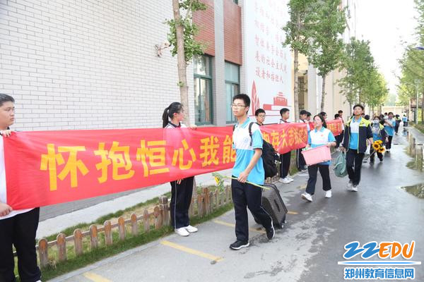 5九年级学生在老师们和学弟学妹们的祝福下奔赴考场 5九年级学生在老师们和学弟学妹们的祝福下奔赴考场