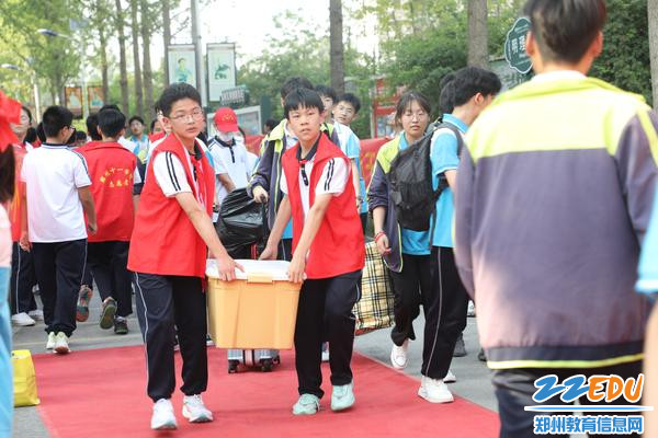 6志愿者帮助九年级学生搬运物品 6志愿者帮助九年级学生搬运物品