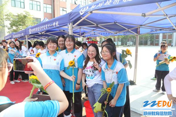 7学生们面带灿烂笑容,走出校园奔赴考场 7学生们面带灿烂笑容,走出校园奔赴考场