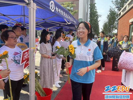 8学生们面带灿烂笑容,走出校园奔赴考场 8学生们面带灿烂笑容,走出校园奔赴考场