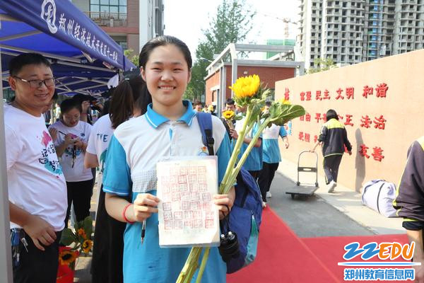 9学生们面带灿烂笑容,走出校园奔赴考场 9学生们面带灿烂笑容,走出校园奔赴考场