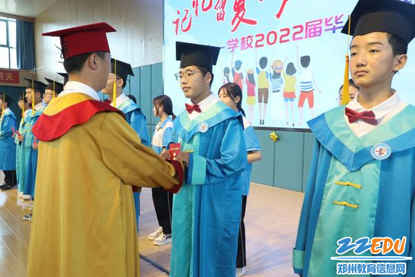 3校长王书喜为优秀毕业生代表行拨穗礼并颁发毕业证书