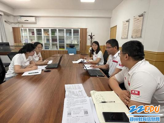 课题组成员交流探讨 