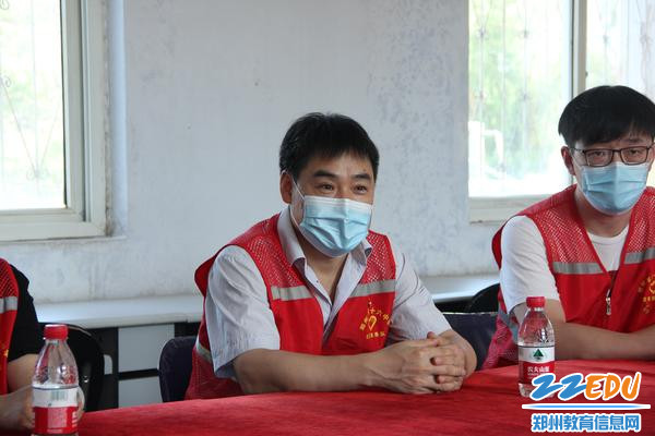郑州市第十六高级中学党委副书记张帆介绍学校的防汛应急经验