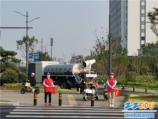 第一支部党员在文治路鼎瑞街路口文明交通执勤 (2) 第一支部党员在文治路鼎瑞街路口文明交通执勤 (2)