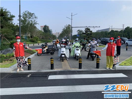 第一支部党员在文治路鼎瑞街路口文明交通执勤 第一支部党员在文治路鼎瑞街路口文明交通执勤