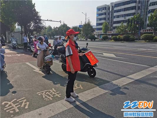 第二党支部党员在航海路城东路进行文明交通执勤 (2) 第二党支部党员在航海路城东路进行文明交通执勤 (2)