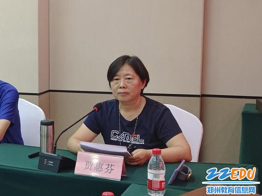 郑州市第三十一高级中学校长贾惠芬在培训会上讲话，对干部进行培训