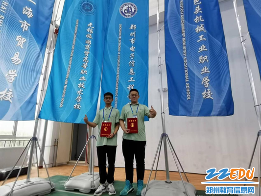 获奖选手杨耀强(左)、张阳（右）