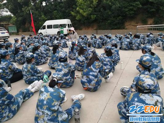 腿部刚做过手术的任瑞杰趁学生休息时和学生沟通