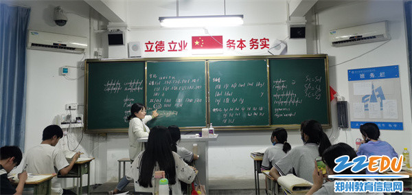 张影同学带领全班同学一起学习形成“学生小课堂”