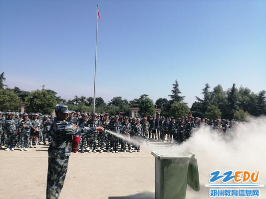 学生演示干粉灭火器的使用方法 学生演示干粉灭火器的使用方法