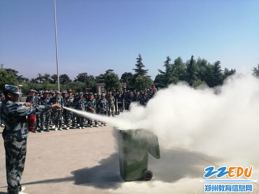 学生演示干粉灭火器正确使用方法 学生演示干粉灭火器正确使用方法
