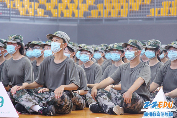 高温酷暑磨练意志郑州11中学生军训吹响新学期号角