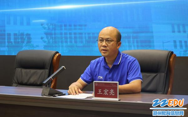 2.副校长王宏亮向同学们讲述实习安全注意事项
